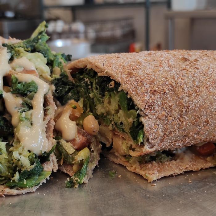 Rollo de masa integral con verduras y salsa de miso