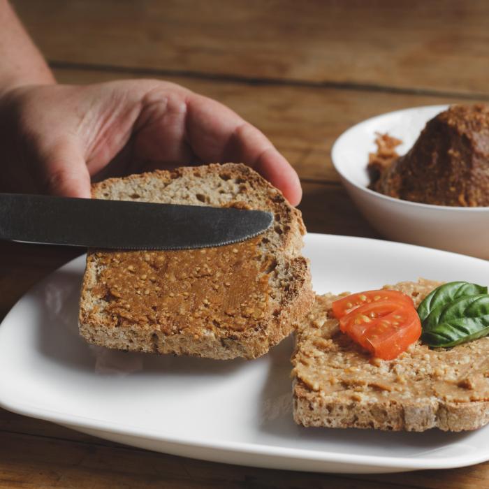 Pan de arroz untado con miso