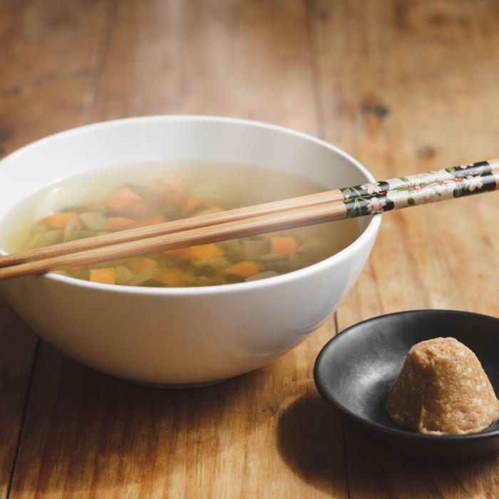 Sopa de verduras con miso de garbanzos