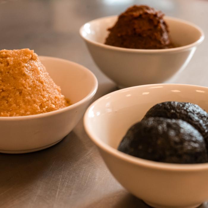 varios misos distintos en platos blancos