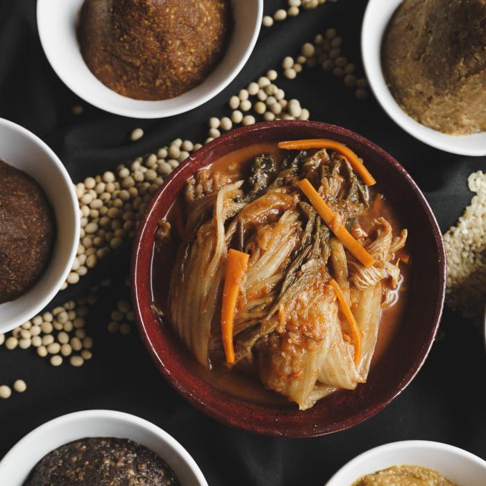platos asiáticos como kimchi y miso