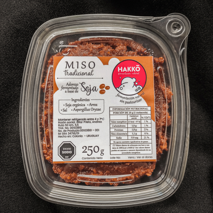 miso fermento de soja japones en su envase de venta