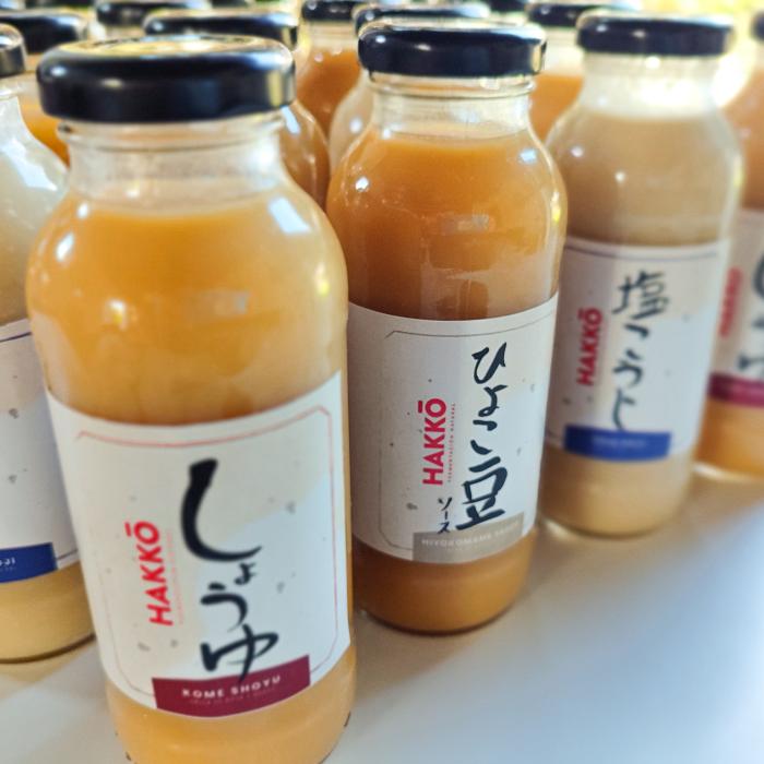 varias salsas en sus envases de 250ml desde un ángulo superior