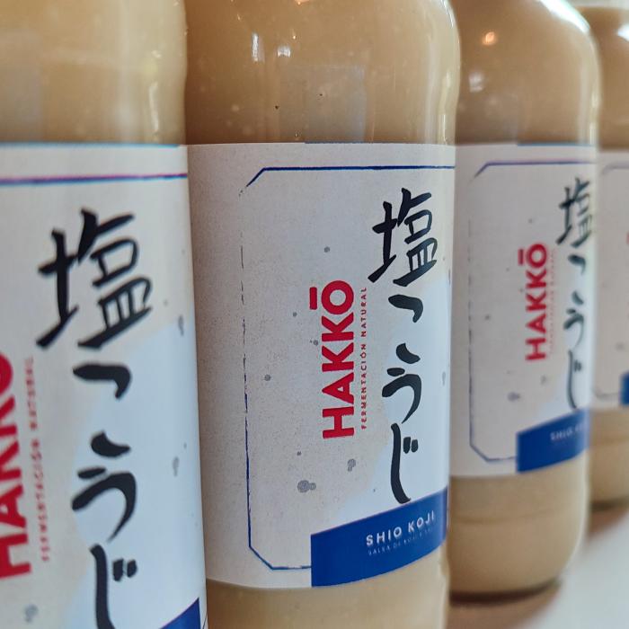 varias botellas de la salsa shio koji en su versión de 250 ml