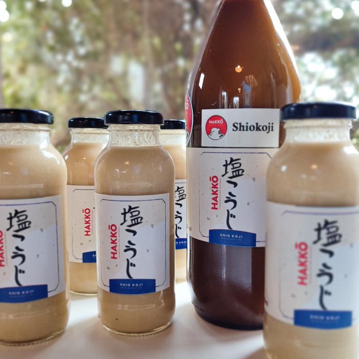 varias botellas de la salsa shio koji en su versión de 250ml y un litro