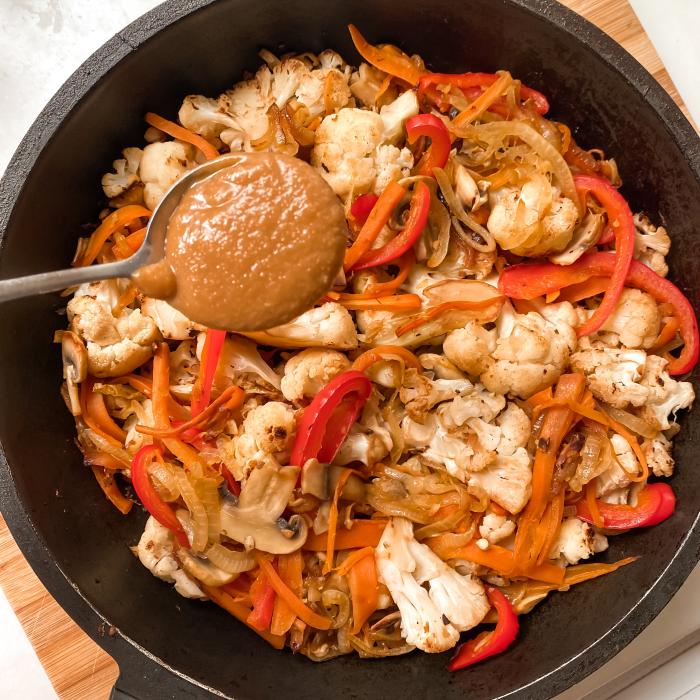 sartén con verduras cocidas y una cucharada de miso