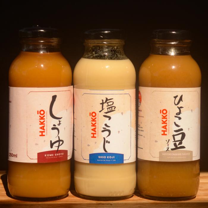 Salsa Komeshoyu, Salsa shio koji y salsa hiyokomame en mesa de madera y fondo negro