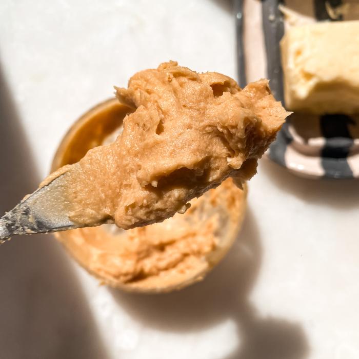 manteca mezclada con miso en cuchillo de untar