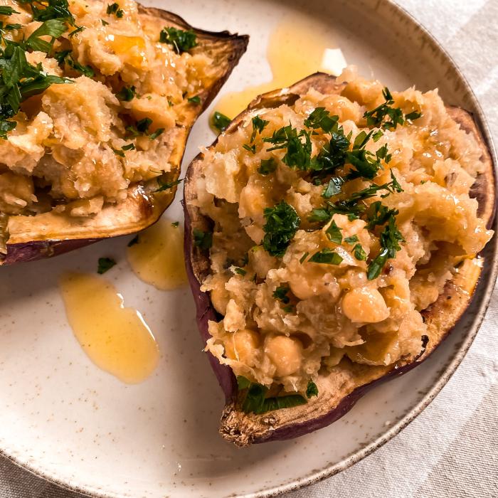batata rellena con garbanzos miso y miel en plato blanco
