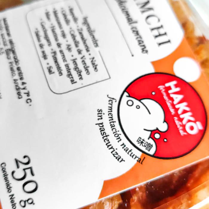 kimchi de hakko en su envase con etiqueta plano lateral