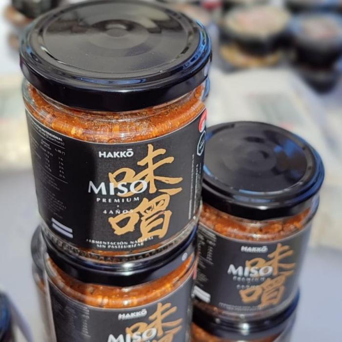 Miso premium en frasco negro fermentado por cuatro años