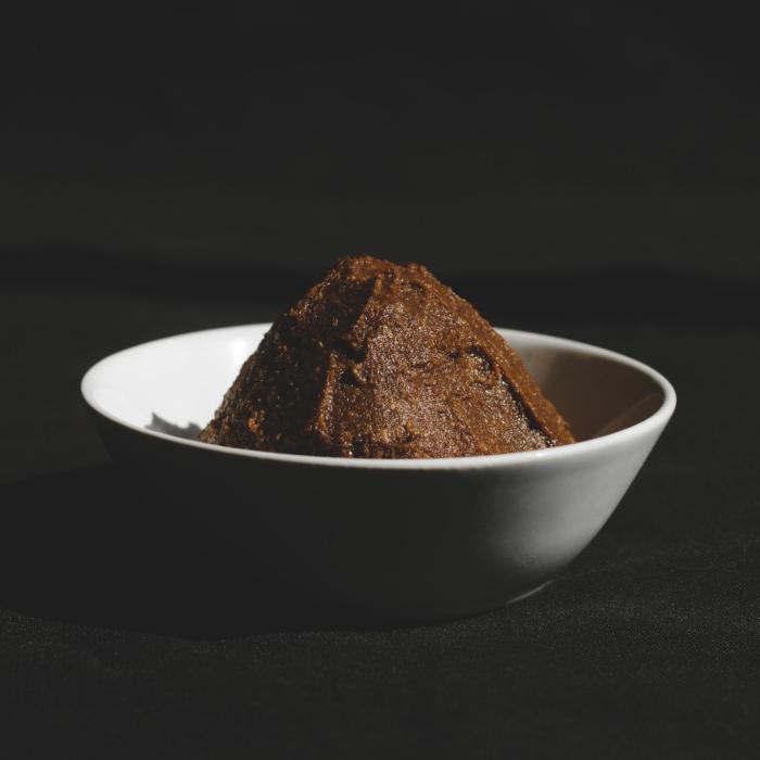 Miso de 4 años en compotera blanca