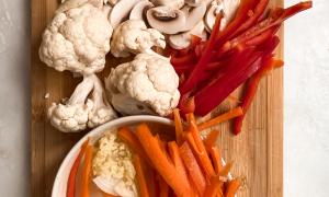 verduras cortadas sobre una tabla