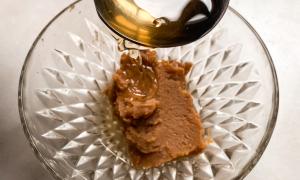 cucharada de mirin y bowl de miso