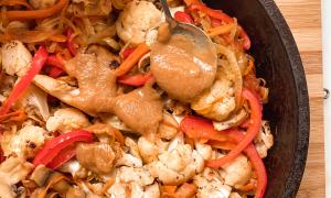 verduras cocidas en una sartén mezcladas con miso