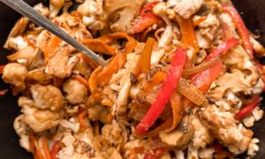 verduras cocidas en una sartén mezcladas con miso