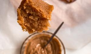 Cucharada de miso, en el fondo dátiles y un bowl con mantequilla de maní o cacahuete