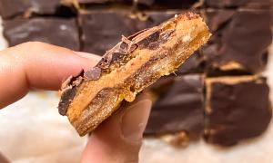 Cuadraditos de dátiles, miso, mantequilla de maní y chocolate