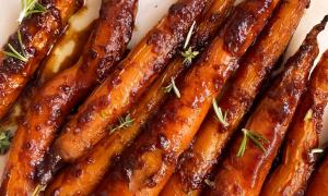 zanahorias glaseadas al horno con miso y miel y hierbas de la huerta por encima