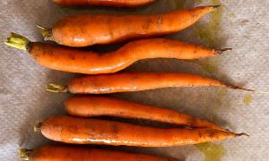 zanahorias crudas en bandeja de horno con aceite de oliva