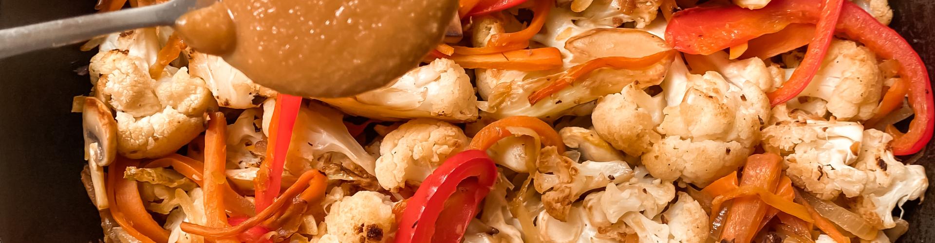 sartén con verduras cocidas y una cucharada de miso