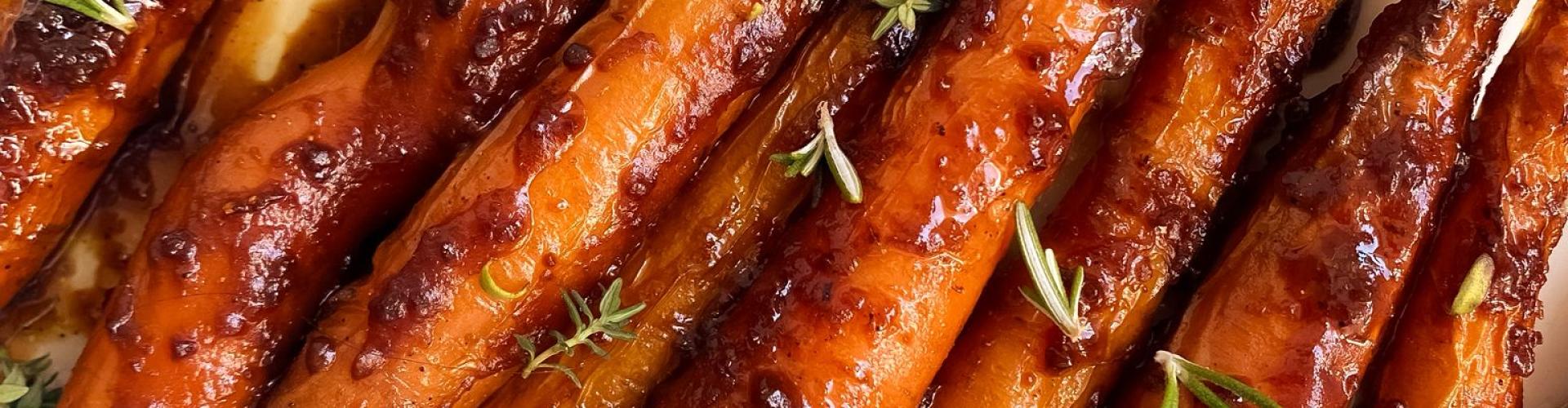 zanahorias glaseadas al horno con miso y miel y hierbas de la huerta por encima